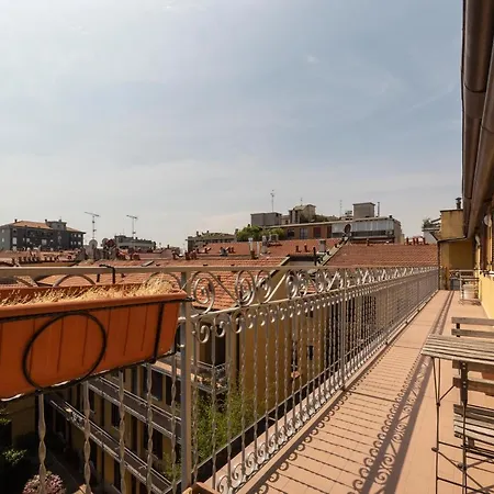Porta Genova Balcony Apartment Milan